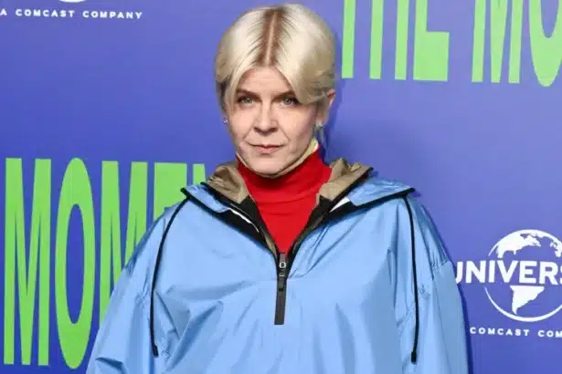 Robyn σε live εμφάνιση τραγουδά το Dancing on My Own μπροστά σε κοινό