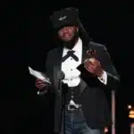 Shaboozey στη σκηνή των Grammy κατά την αποδοχή του βραβείου