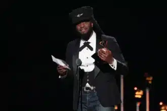 Shaboozey στη σκηνή των Grammy κατά την αποδοχή του βραβείου