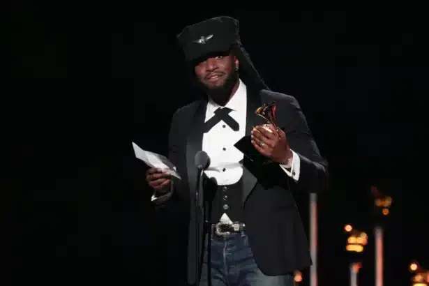 Shaboozey στη σκηνή των Grammy κατά την αποδοχή του βραβείου