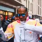 Snoop Dogg με την ολυμπιακή φλόγα πριν τους Ολυμπιακούς Αγώνες 2026