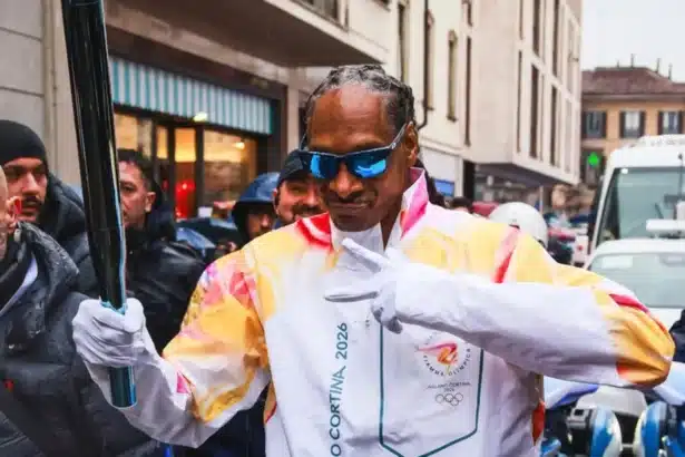 Snoop Dogg με την ολυμπιακή φλόγα πριν τους Ολυμπιακούς Αγώνες 2026