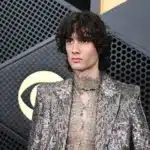 Sombr εμφανίζεται στα BRIT Awards 2026 επιβεβαιώνοντας την άνοδο του στη διεθνή pop μουσική σκηνή