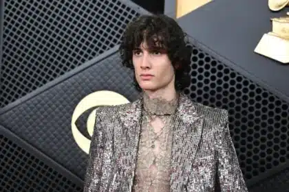 Sombr εμφανίζεται στα BRIT Awards 2026 επιβεβαιώνοντας την άνοδο του στη διεθνή pop μουσική σκηνή