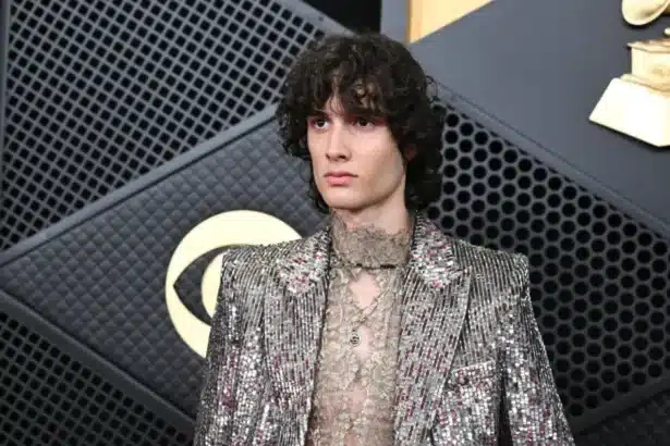 Sombr εμφανίζεται στα BRIT Awards 2026 επιβεβαιώνοντας την άνοδο του στη διεθνή pop μουσική σκηνή