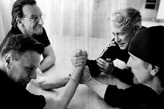 U2 σε προωθητική φωτογραφία για το Yours Eternally και το EP Days Of Ash