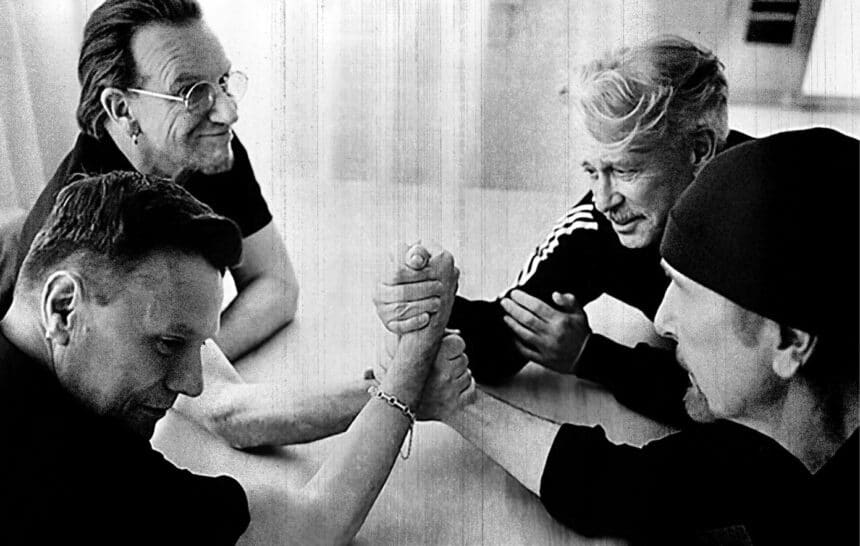 U2 σε προωθητική φωτογραφία για το Yours Eternally και το EP Days Of Ash