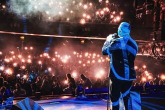 Αντώνης Ρέμος στη σκηνή του London Palladium για τα 30 χρόνια καριέρας