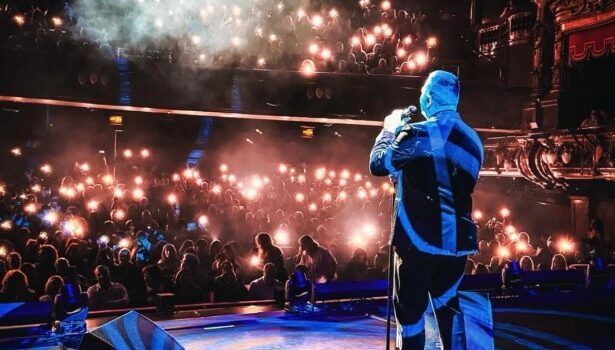 Αντώνης Ρέμος στη σκηνή του London Palladium για τα 30 χρόνια καριέρας