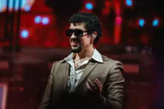 Bad Bunny με μπουφάν Pelé από το Μουντιάλ 1966 στη συναυλία στη Βραζιλία