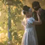 Bridgerton σεζόν 4 με διασκευές Billie Eilish Charli xcx Teddy Swims σε σκηνή με Benedict και Sophie