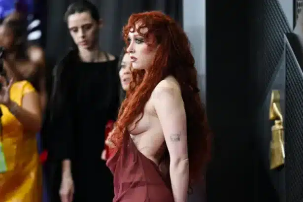 Chappell Roan στο κόκκινο χαλί των Grammy 2026 με το τολμηρό φόρεμα