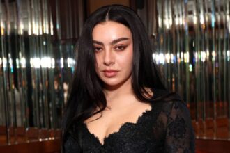 Charli XCX σε νέα horror ταινία του Takashi Miike με γυρίσματα στην Ιαπωνία