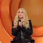 Η Cher στη σκηνή των Grammys 2026 κατά την απονομή του Βραβείου Συνολικής Προσφοράς