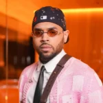 Chris Brown σε δημόσια εμφάνιση εν μέσω αγωγής για πνευματικά δικαιώματα