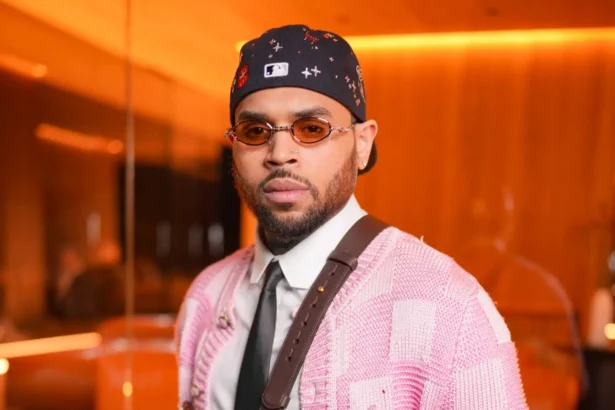 Chris Brown σε δημόσια εμφάνιση εν μέσω αγωγής για πνευματικά δικαιώματα