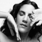 Η Eleni παρουσιάζει το νέο άλμπουμ «Ξανά» με ακουστικές ελληνικές μελωδίες