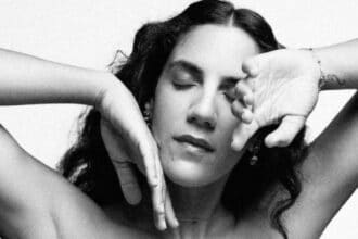 Η Eleni παρουσιάζει το νέο άλμπουμ «Ξανά» με ακουστικές ελληνικές μελωδίες