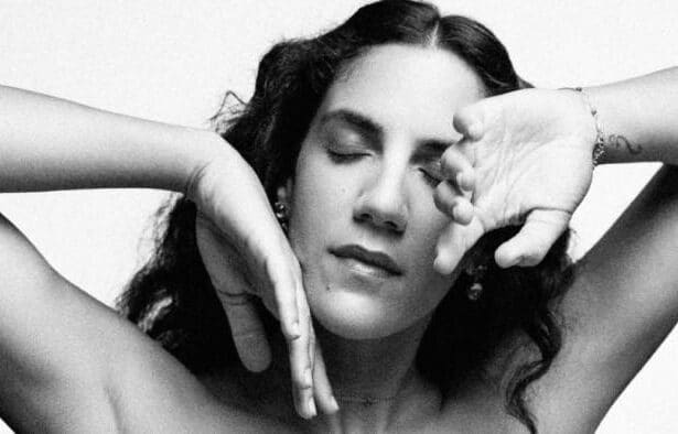 Η Eleni παρουσιάζει το νέο άλμπουμ «Ξανά» με ακουστικές ελληνικές μελωδίες