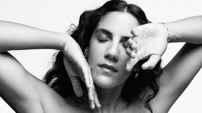 Η Eleni παρουσιάζει το νέο άλμπουμ «Ξανά» με ακουστικές ελληνικές μελωδίες