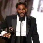 Kendrick Lamar στη σκηνή των Grammys 2026 με τα βραβεία του