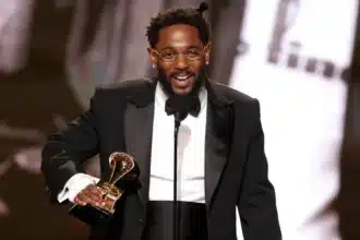 Kendrick Lamar στη σκηνή των Grammys 2026 με τα βραβεία του