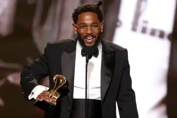 Kendrick Lamar στη σκηνή των Grammys 2026 με τα βραβεία του