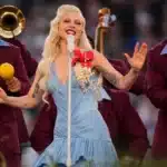 Lady Gaga κατά τη σύντομη εμφάνισή της στο Super Bowl 2026 με γαλάζιο φόρεμα