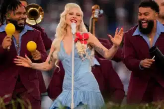 Lady Gaga κατά τη σύντομη εμφάνισή της στο Super Bowl 2026 με γαλάζιο φόρεμα