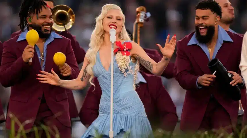 Lady Gaga κατά τη σύντομη εμφάνισή της στο Super Bowl 2026 με γαλάζιο φόρεμα