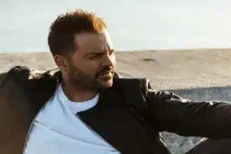 Ο Νίκος Απέργης παρουσιάζει το τραγούδι Έτσι Είμαι