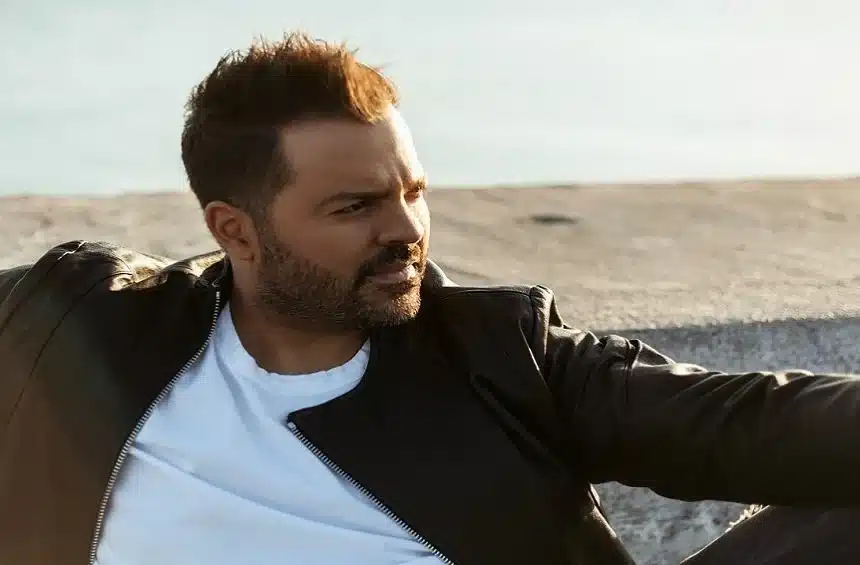 Ο Νίκος Απέργης παρουσιάζει το τραγούδι Έτσι Είμαι