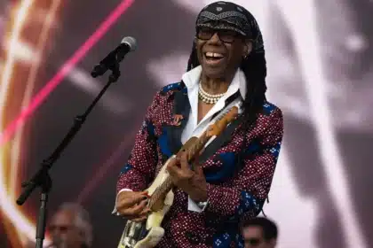 Nile Rodgers σε live εμφάνιση με τους Chic