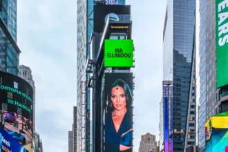 Ρία Ελληνίδου στο banner της Spotify Equal στην Times Square με το «Εξηγήστε Μου»