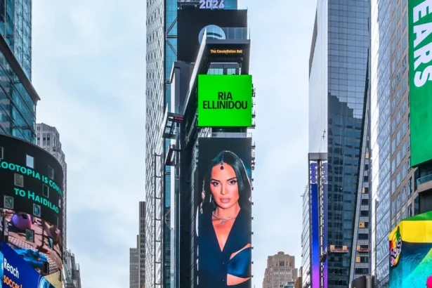 Ρία Ελληνίδου στο banner της Spotify Equal στην Times Square με το «Εξηγήστε Μου»