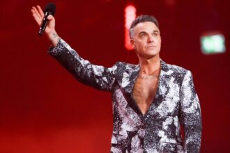 Robbie Williams τραγουδά το No More Tears προς τιμήν του Ozzy Osbourne στα BRIT Awards 2026