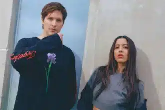 Leon of Athens και Marina Satti στο art cover του τραγουδιού «ΕΔΩ»