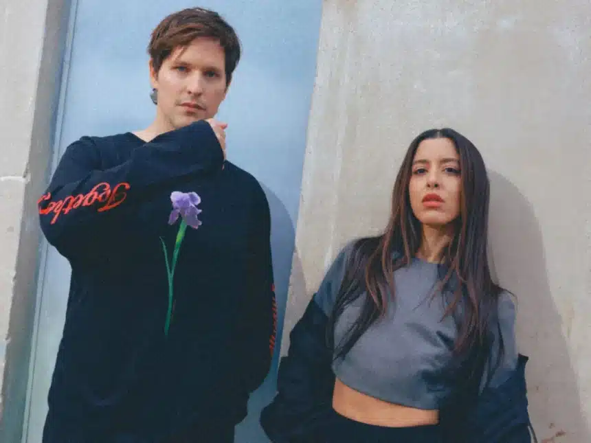 Leon of Athens και Marina Satti στο art cover του τραγουδιού «ΕΔΩ»