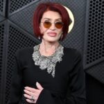 Sharon Osbourne στο κόκκινο χαλί των Grammy 2026 μιλώντας για το Birmingham