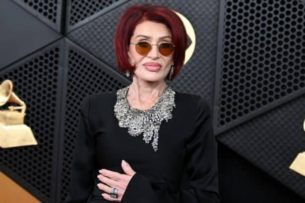 Sharon Osbourne στο κόκκινο χαλί των Grammy 2026 μιλώντας για το Birmingham