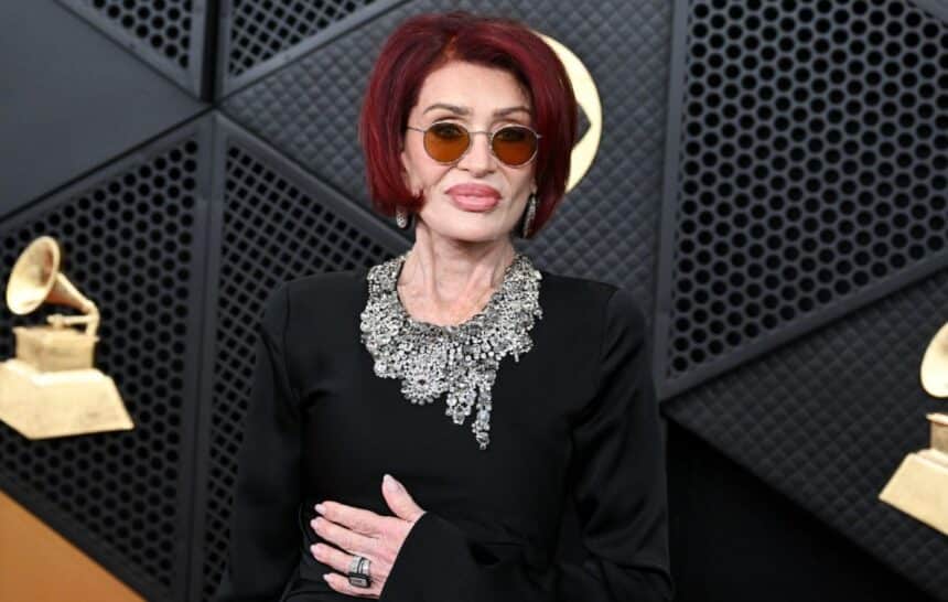 Sharon Osbourne στο κόκκινο χαλί των Grammy 2026 μιλώντας για το Birmingham