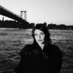 Sienna Spiro σε φωτογράφιση με αφορμή το τραγούδι «Die on This Hill»