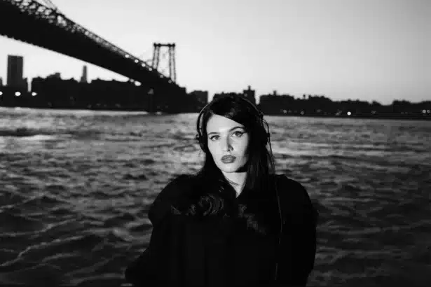 Sienna Spiro σε φωτογράφιση με αφορμή το τραγούδι «Die on This Hill»