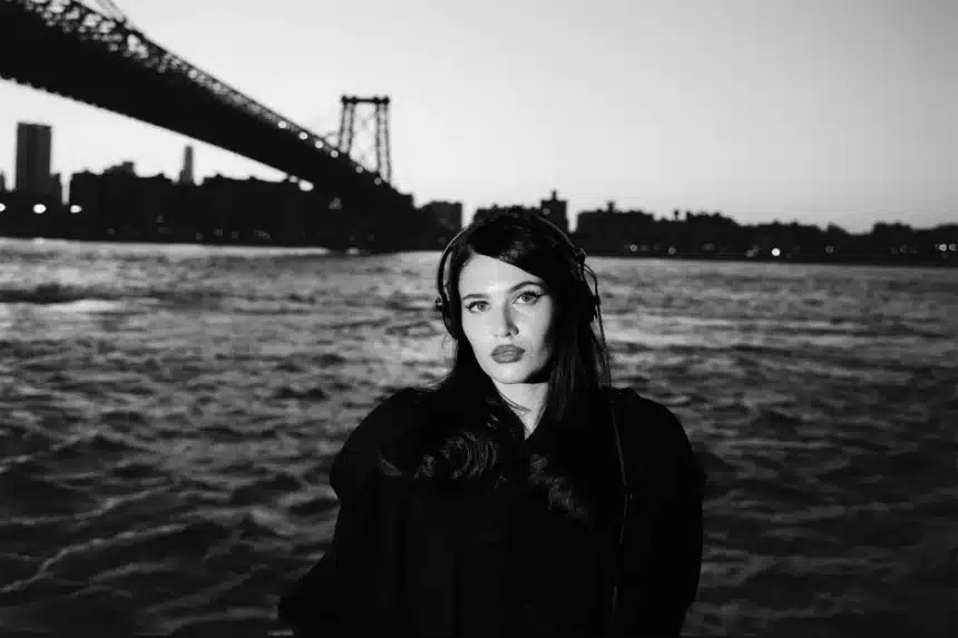 Sienna Spiro σε φωτογράφιση με αφορμή το τραγούδι «Die on This Hill»