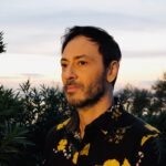 Σταύρος Σιόλας ερμηνεύει το Πεπρωμένο μου από το soundtrack της σειράς Grand Hotel