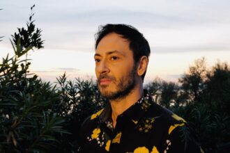 Σταύρος Σιόλας ερμηνεύει το Πεπρωμένο μου από το soundtrack της σειράς Grand Hotel