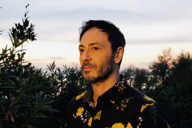 Σταύρος Σιόλας ερμηνεύει το Πεπρωμένο μου από το soundtrack της σειράς Grand Hotel