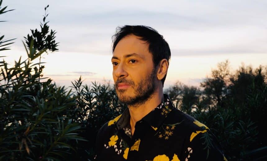 Σταύρος Σιόλας ερμηνεύει το Πεπρωμένο μου από το soundtrack της σειράς Grand Hotel