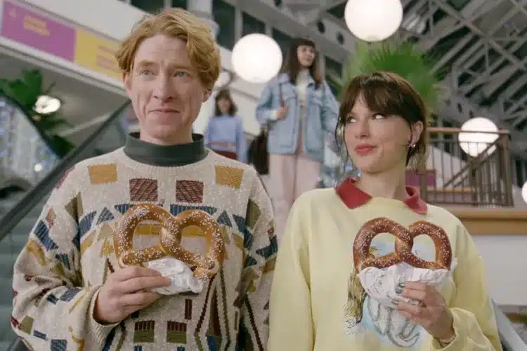 Taylor Swift στο βίντεο Opalite στο Whitgift Shopping Centre στο Λονδίνο