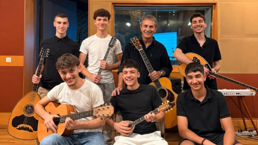 Οι Τεκετζήδες μαζί με τον Γιώργο Νταλάρα στο στούντιο